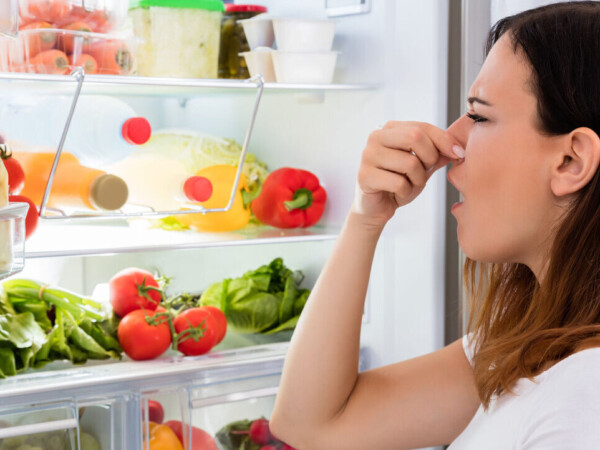 позбутися запаху в холодильнику